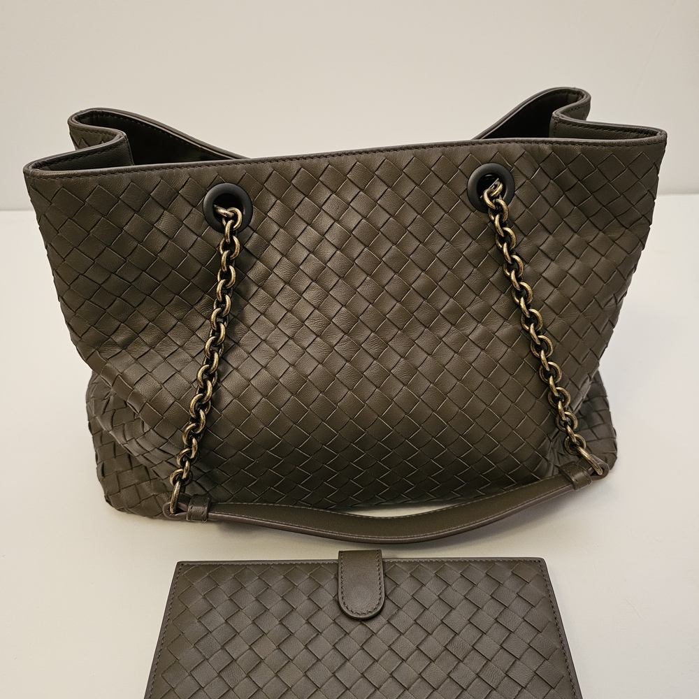 Auth Bottega Veneta taupe leather tote w/matching wallet